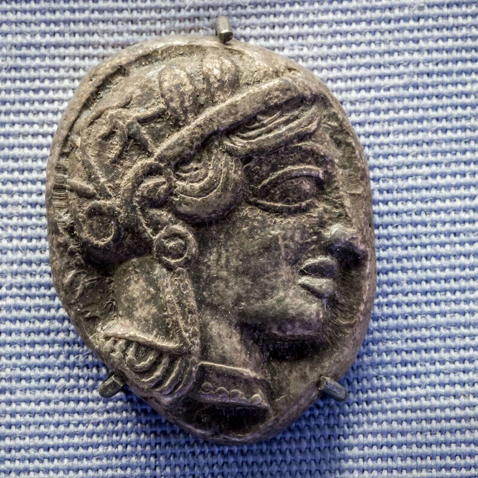 Athenian silver tetradrachm of the classical period, 454–404 BCE — obverse: helmeted head of Athena; reverse: owl of Athena with olive sprig and the inscription ΑΘΕ (Athens).